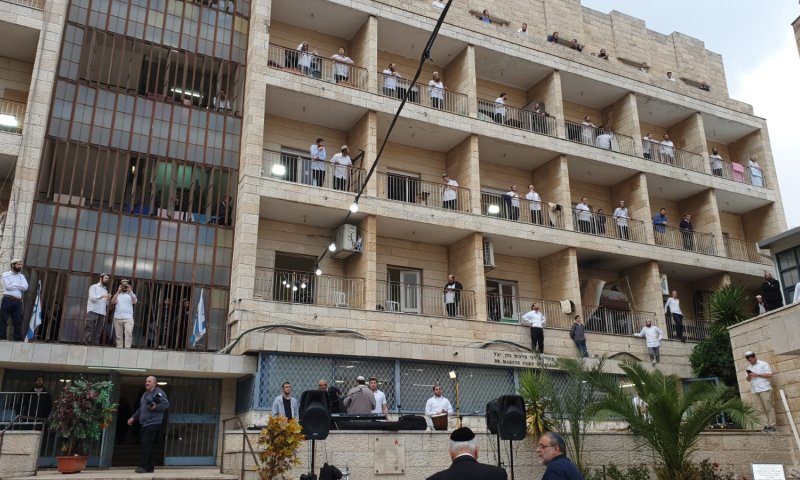 מרגש| חתונת המרפסות של הזוג הסרוג במרכז הרב. צפו