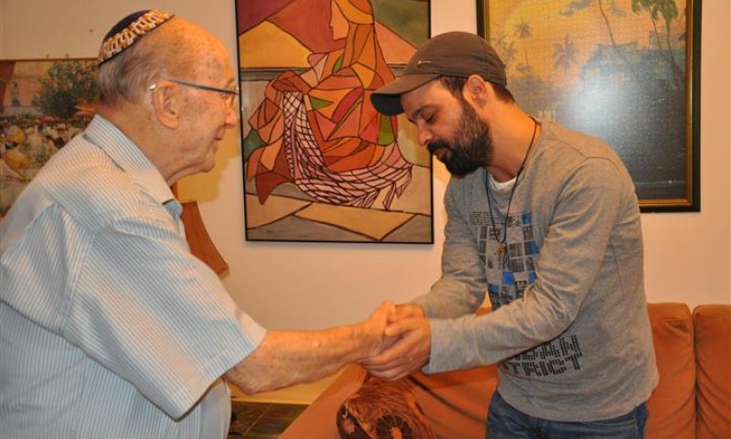 חוזר לאמא: עמיר בניון מחיה סיפור בן 84 שנים