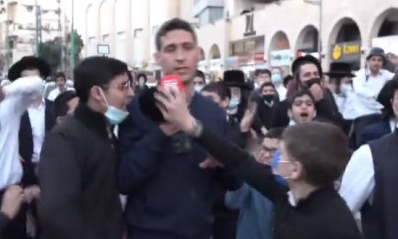 כתב חדשות 13 הותקף בשידור חי. צפו