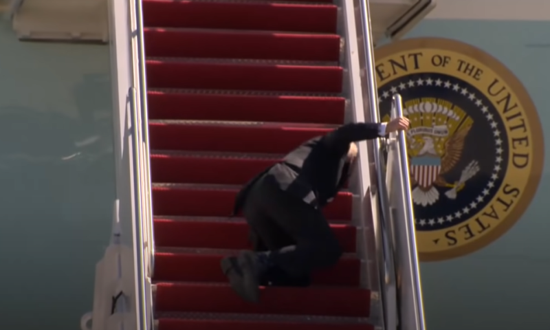 אופס: ביידן נפל בעלייה למטוס הנשיאותי &bull; צפו