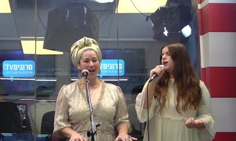 לייב בסרוגים: ריקה והללי רזאל בדואט &bull; "אוחילה-לאל"