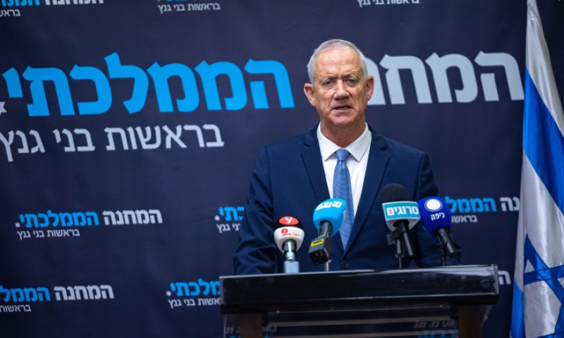 גנץ: נתניהו באנגלית לא חסר אחריות כמו בעברית