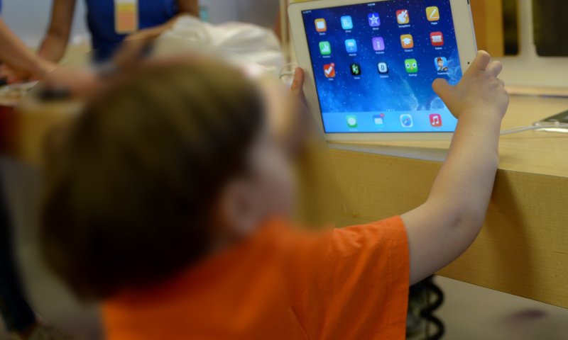 ילדים בישראל: 34% עניים; ל-83% יש סמרטפון