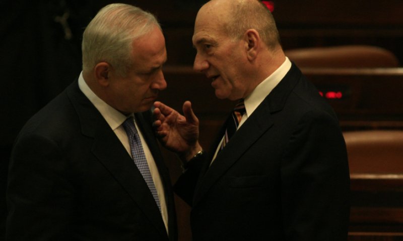 האזינו: מי יותר 'משוגע' מול חמאס, נתניהו או אולמרט?