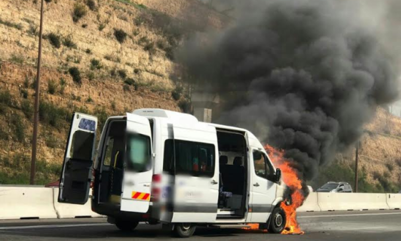 כמעט אסון: רגע אחרי שהנכים הורדו, האוטו בער