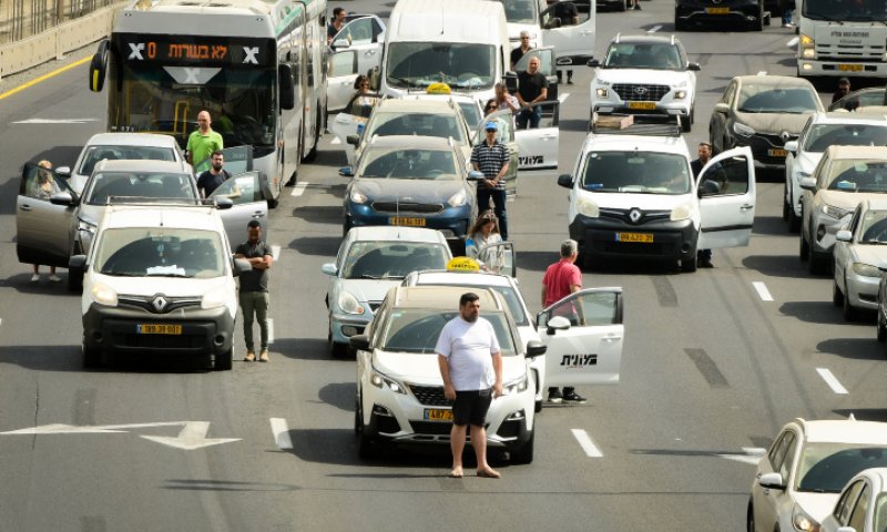 ישראל מתייחדת: צפירה, הנחת זרים וטקס בכנסת