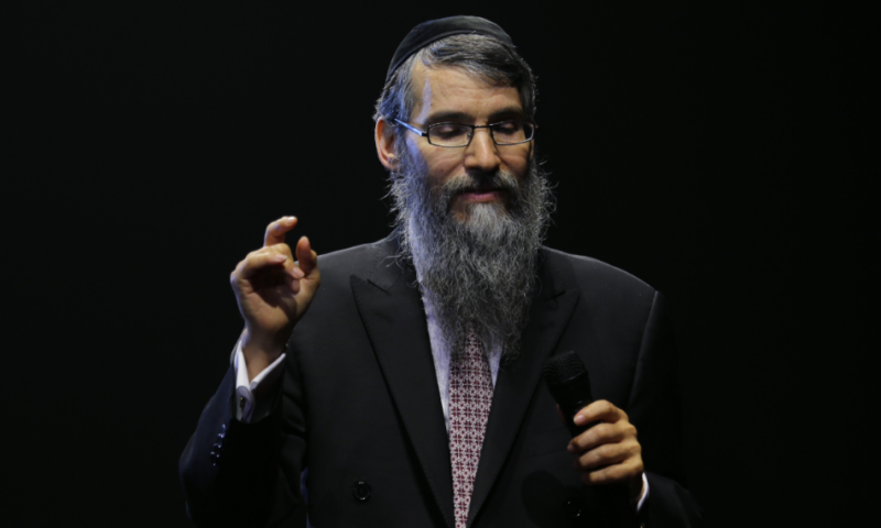 "אבא": אברהם פריד משיק דואט חדש ומרגש. צפו