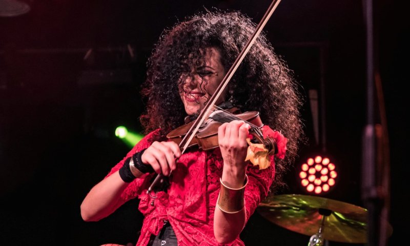 יום השואה הבינ"ל: ביצוע מיוחד לשיר 'על הדרך עץ עומד'