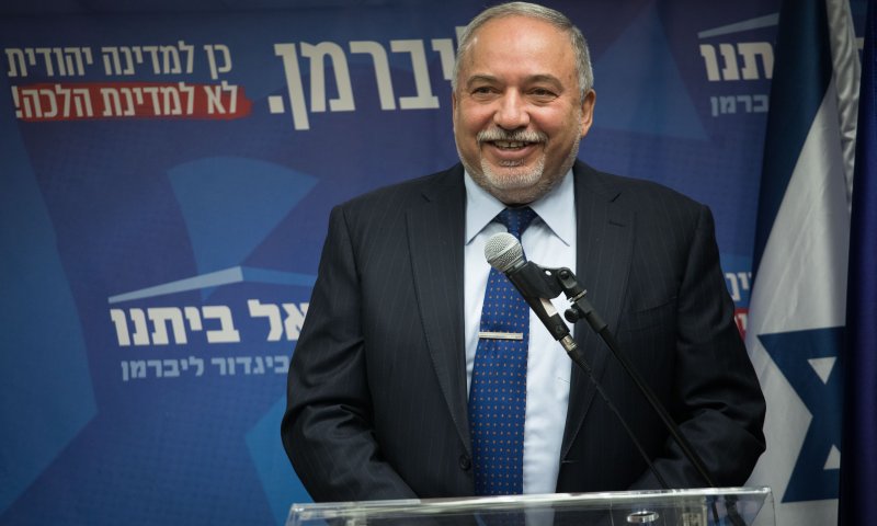 שוב לועג לחרדים:כך ליברמן ציין את כניסת המס לתוקף