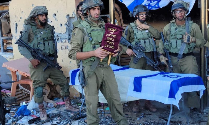 צפו: ספר התורה הוכנס מחדש לבית הכנסת בנצרים