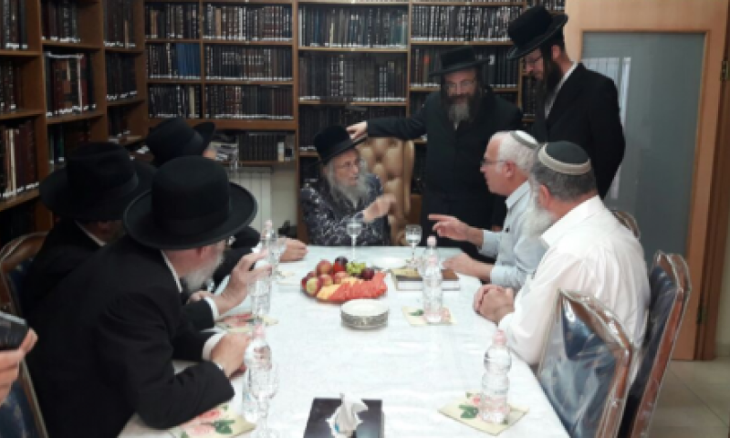 'ביקור מוזר': זעם בסאטמר על ביקורו של אורי אריאל