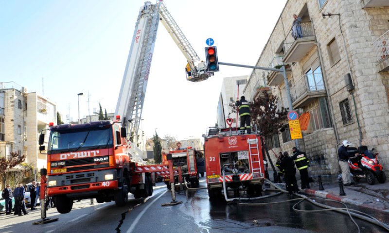 חילוץ דרמטי: תינוק נלכד כשראשו בין סורגים
