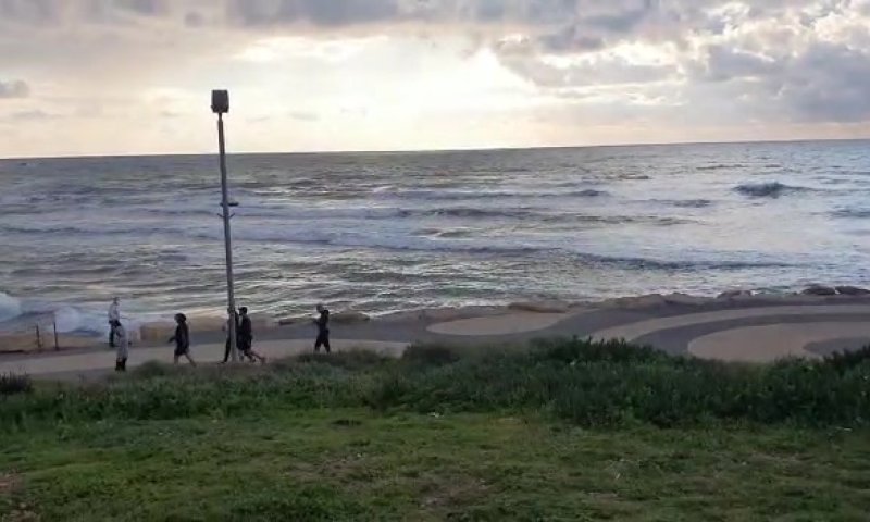 בתי הכנסת נשארו סגורים, אלפים יצאו לפארקים ולחוף הים