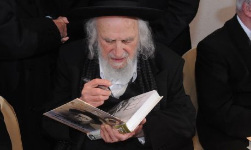 'זכר עריק לברכה': מגיש הרדיו מבזה את הרב אוירבך