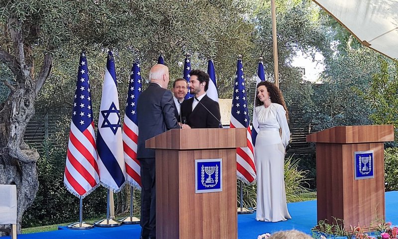 צפו: ביצוע מרגש של 'לו יהי' בפני הנשיא ביידן