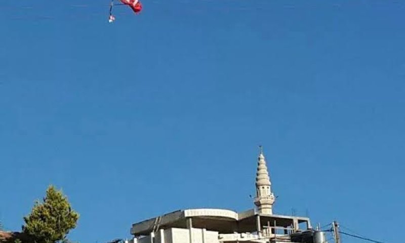 סמוך לזירת הפיגוע: דגל המפלגה הנאצית