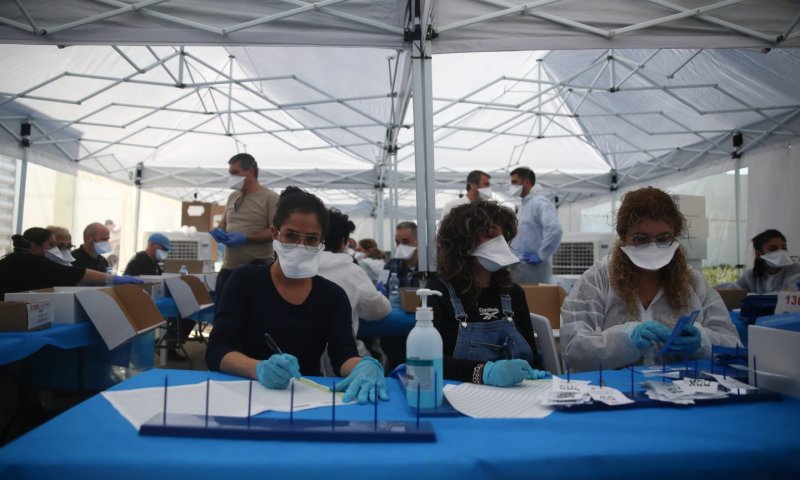 צפו: כך סופרים את הקלפיות של מבודדי הקורונה