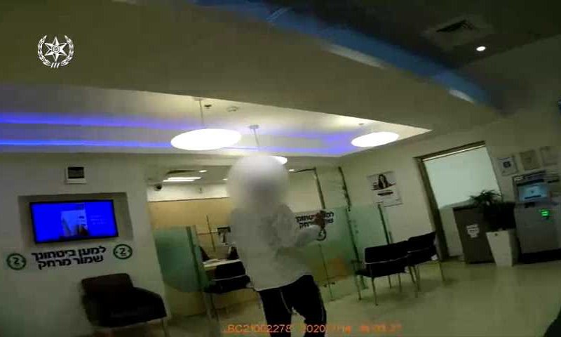 הגיע לבנק, סירב בתוקף לשים מסכה עד שנעצר. צפו