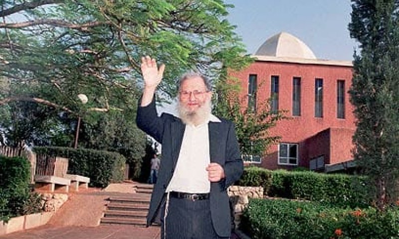 זוכר את ידו החמה והמנחמת של הרב נריה