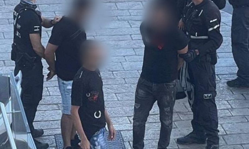 בדרך לפיגוע בתל אביב: מחבל נתפס עם תת מקלע