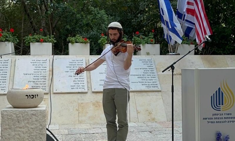 מרגש: החייל שנפצע קשה הדהים בנגינת כינור | צפו