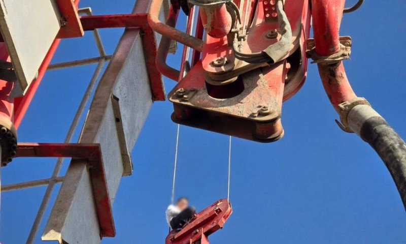 ירושלים: נער חולץ מעגורן בגובה 36 קומות. צפו