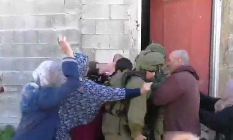 מביש: לוחמי צה"ל חוטפים מכות מפלסטיניות