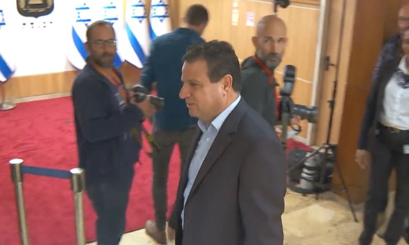 צפו: ח"כ איימן עודה סרב להצטלם ליד דגלי ישראל