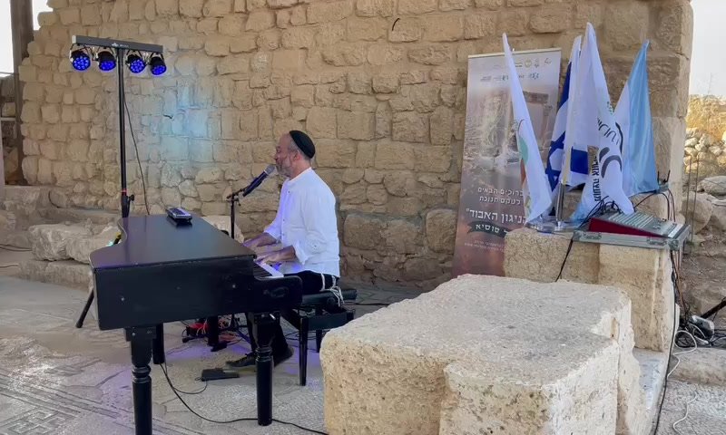 צפו: יונתן רזאל לא מצליח לעצור את הדמעות