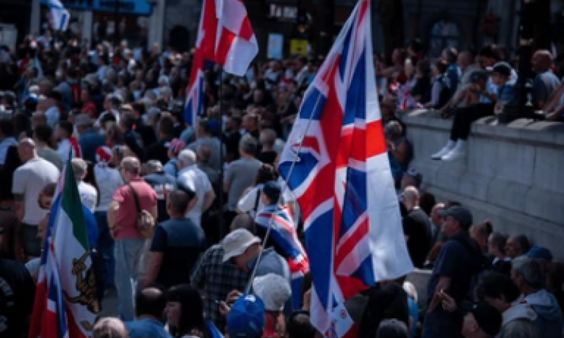 בדרך לכאוס פנימי? הפגנות סוערות משתקות את בריטניה