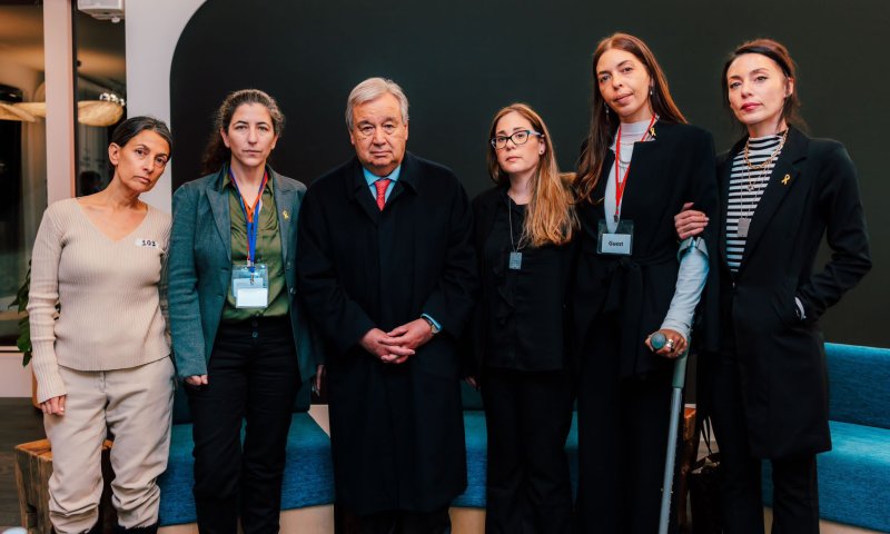 לראשונה: מזכ"ל האו"ם נפגש עם חטופות ששוחררו