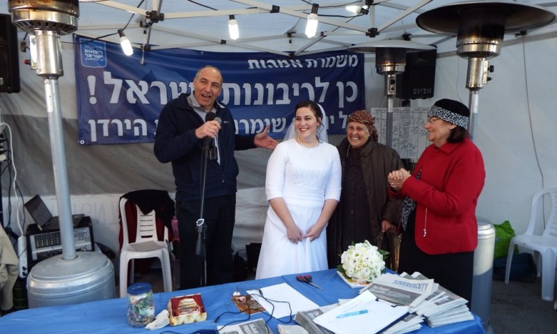 חברי-כנסת באוהל המחאה: להחיל ריבונות ישראלית ביו"ש