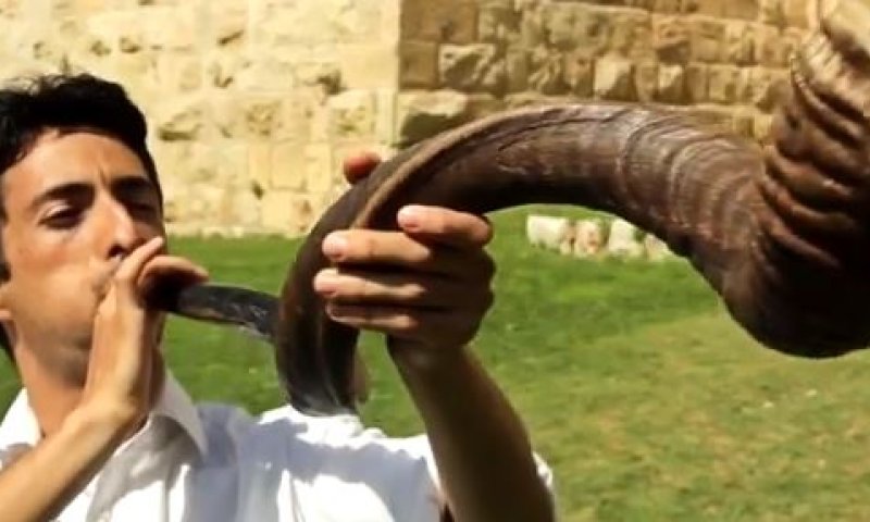 צפו: אש התורה מגיירים שיר נוסף לראש השנה