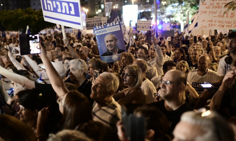 "מצילים את הדמוקרטיה": הפגנת הימין נגד מנדלבליט