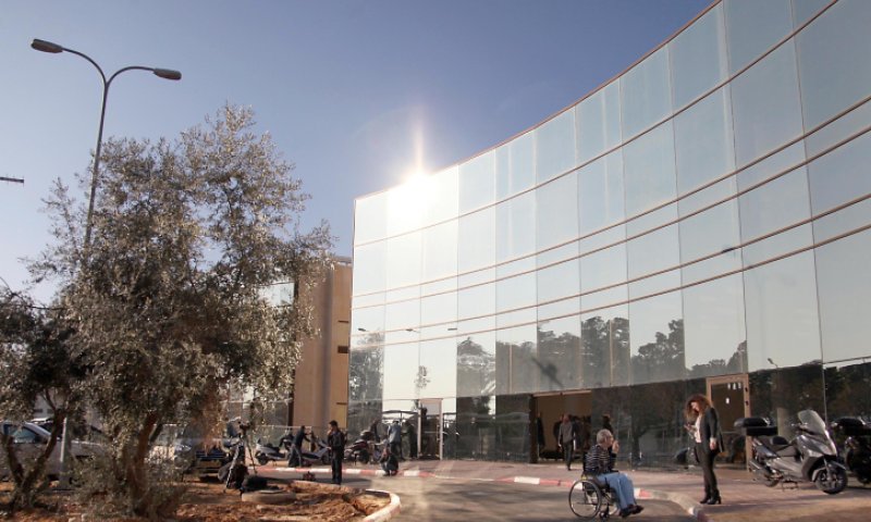 אישה נדקרה בתל השומר, החשוד נמלט מהמקום