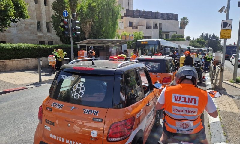 הולך רגל בן 60 נפגע מרכב בירושלים, מצבו קשה