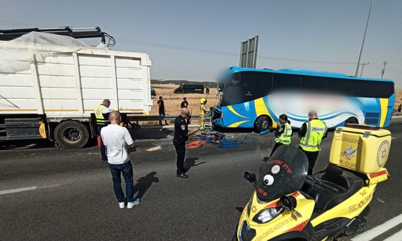 תאונה קשה בין אוטובוס למשאית בכביש 6