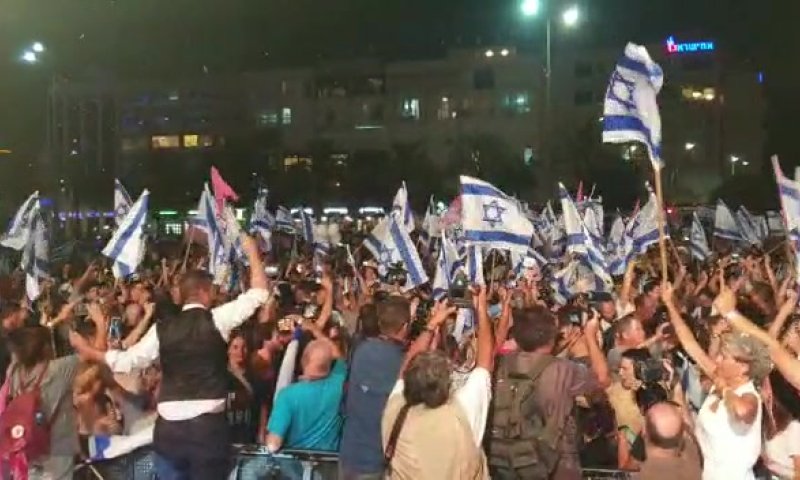 צפו: קריים מינסטר חוגגים את הדחת נתניהו בכיכר רבין