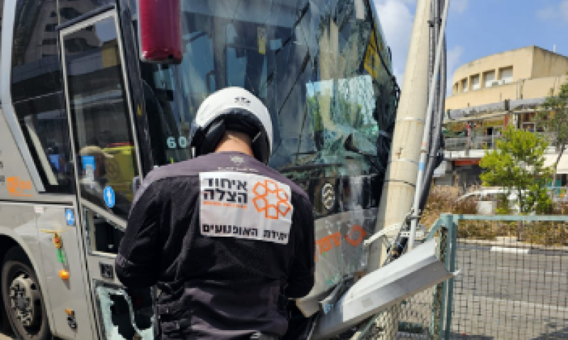נהג אוטובוס איבד את הכרתו: מצבו אנוש