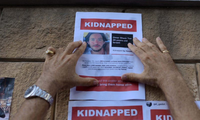 הוקם צוות של 200 קצינים הממונים על החטופים