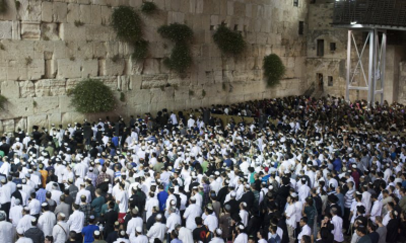 רבבות התפללו בכותל לשחרור החטופים