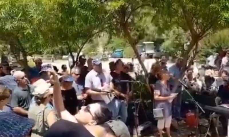 מרגש &bull; הלוויה נערכה על רקע הפיוט של המנוח. צפו