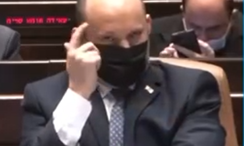 צפו: כך הגיב בנט בזמן נאומו של נתניהו