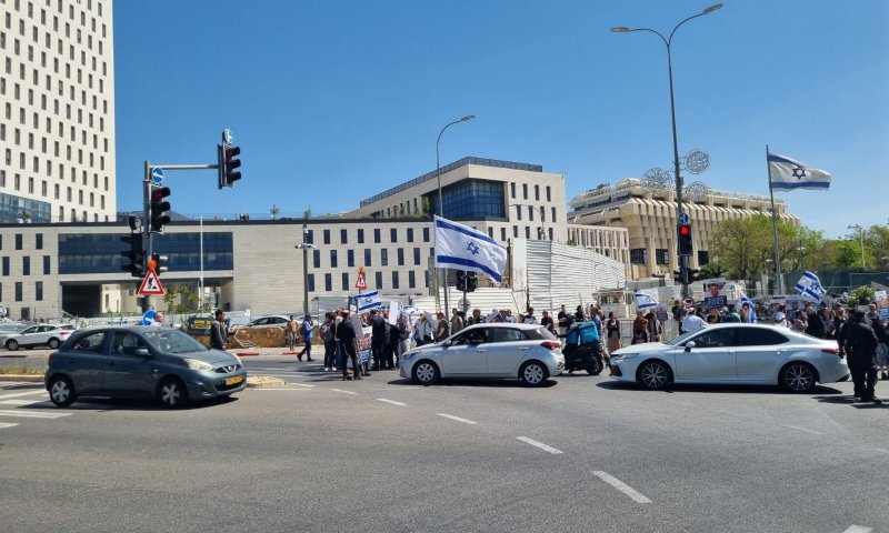 בדרך לישיבה: השרים נחסמו על ידי משפחות שכולות