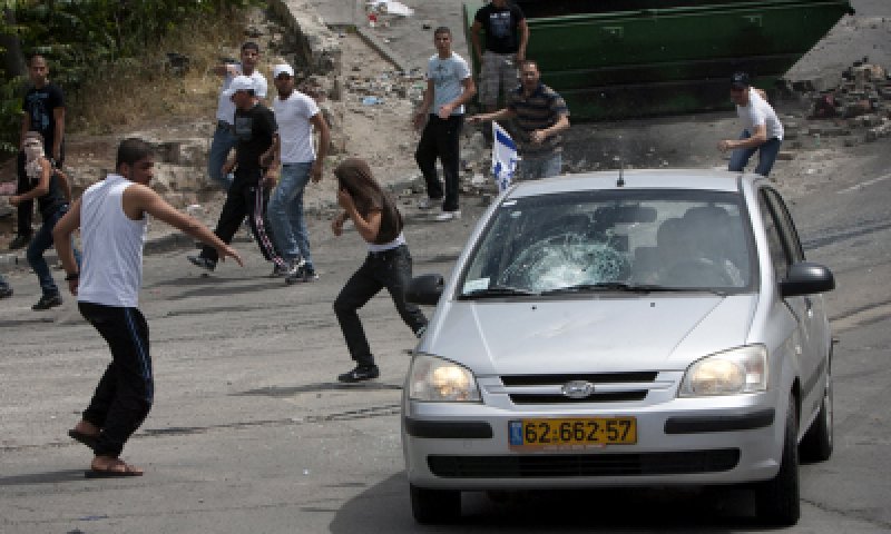 ביזיון: ערבים רוגמים מכוניות ישראליות באמצע ירושלים