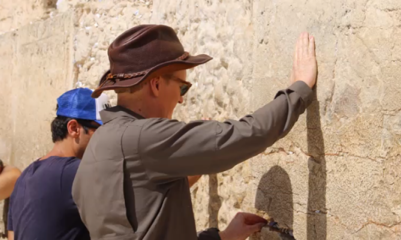 מרגש: אושיית הטלוויזיה האמריקאית מבקר בכותל