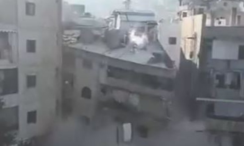 צפו: השכנים חשו רעידות, נמלטו מהבניין ואז הוא קרס