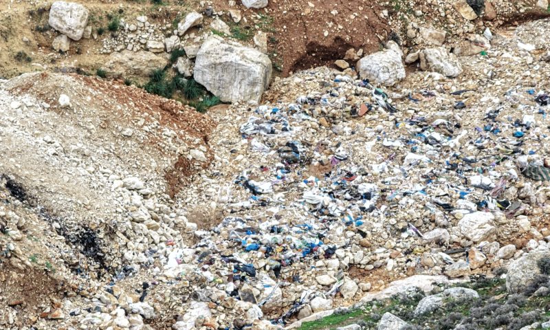 מחדל האשפה בעין פרת: פסולת פיראטית שטפה את שמורת הטבע