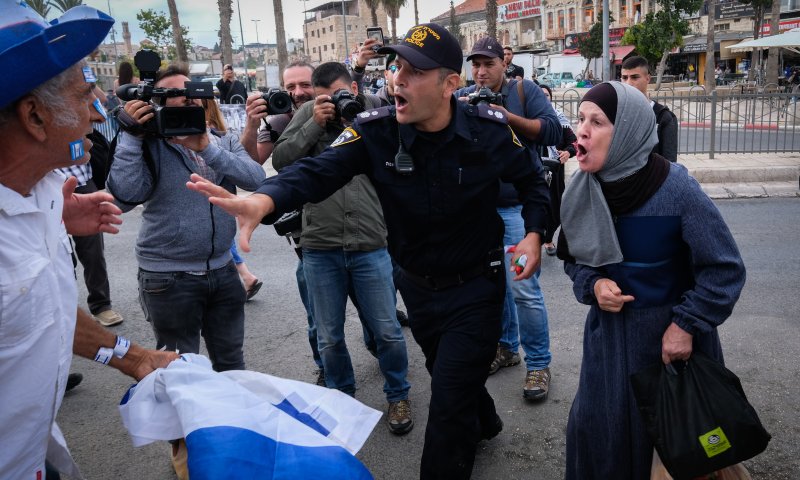 ביזיון: ערבים ניסו להוריד דגל ישראל מתחנת משטרה