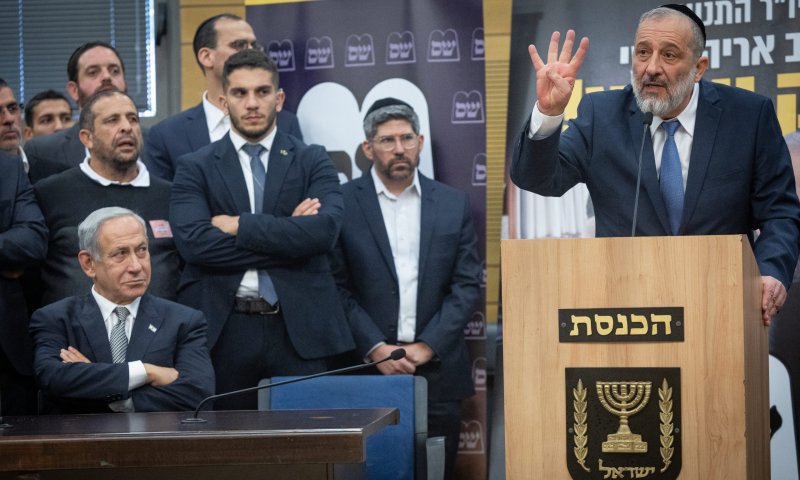 גורמים בש״ס מתריעים בנתניהו: ״תשלוט בחברי מפלגתך״